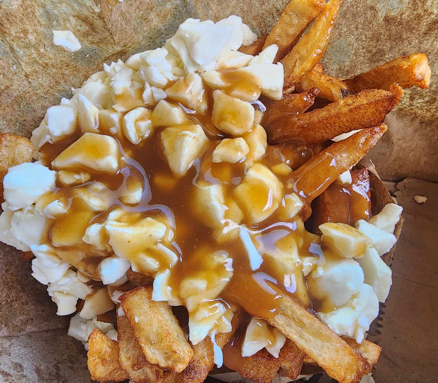 Délicieuse poutine du Resto Labelle